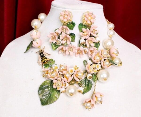 SOLD! 5637 Set Of Flower Blossom Enamel Bee+ Earrings - Image 3