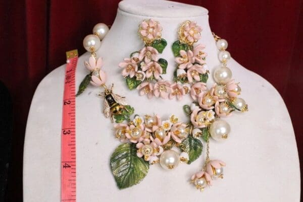 SOLD! 5637 Set Of Flower Blossom Enamel Bee+ Earrings - Image 7