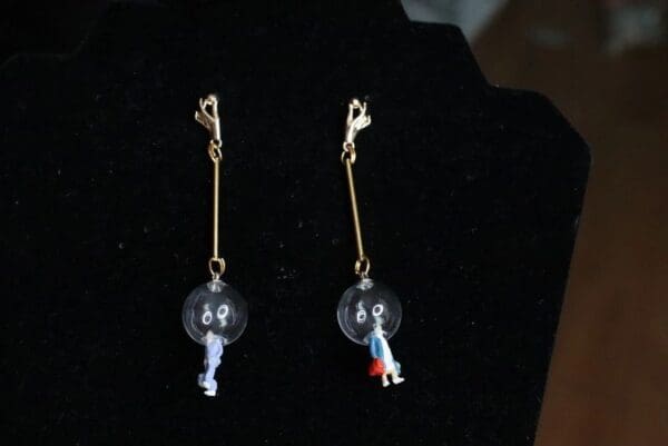 SOLD! 5684 Head In bubble Unusual Statement Earrings - Image 7