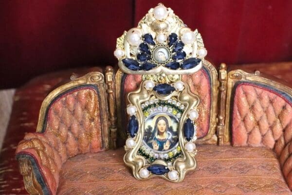 SOLD! 5932 Virgin Mary Vintage Style Cameo Massive Brooch - Image 2