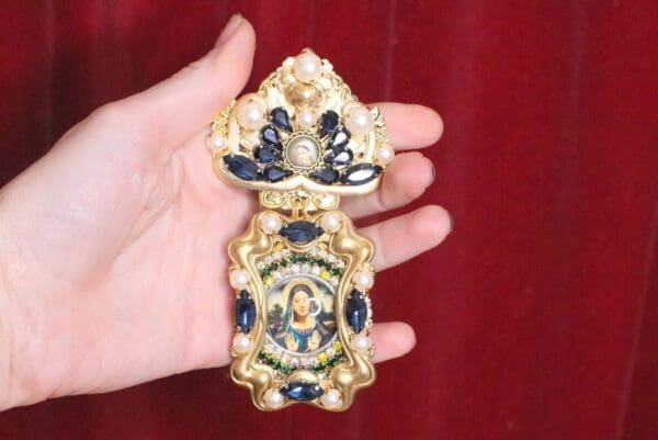 SOLD! 5932 Virgin Mary Vintage Style Cameo Massive Brooch - Image 5