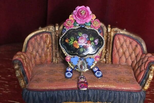 SOLD! 5973 Baroque Russian Jewelrybox Style Matryoshka Hand Painted Massive Classic Brooch - Image 4