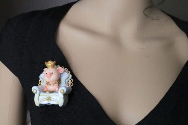 SOLD! 6095 Baroque 3D Effect Hand Painted Adorable Pig In a Chair Unique Brooch - Image 3