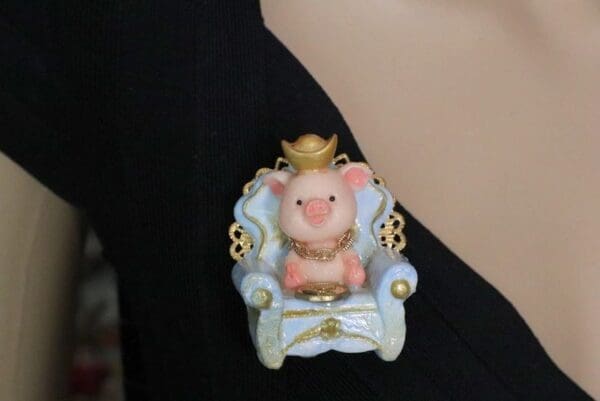 SOLD! 6095 Baroque 3D Effect Hand Painted Adorable Pig In a Chair Unique Brooch - Image 4