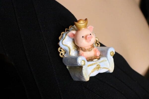 SOLD! 6095 Baroque 3D Effect Hand Painted Adorable Pig In a Chair Unique Brooch - Image 5