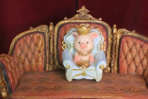 SOLD! 6095 Baroque 3D Effect Hand Painted Adorable Pig In a Chair Unique Brooch - Image 6