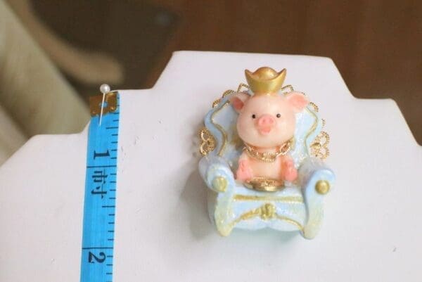 SOLD! 6095 Baroque 3D Effect Hand Painted Adorable Pig In a Chair Unique Brooch - Image 8