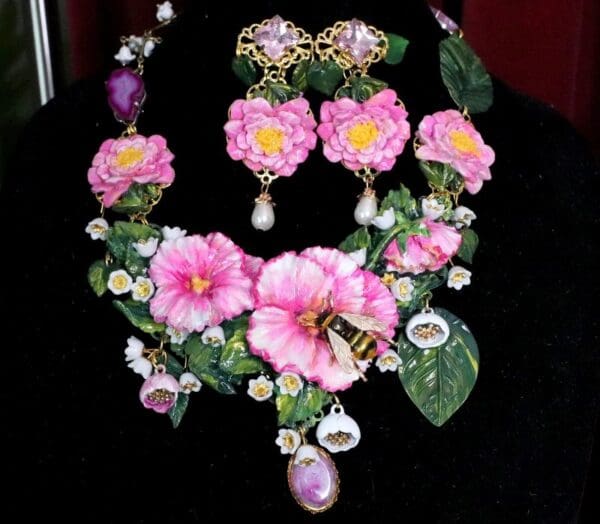 SOLD! 6197 Set Of Hand Painted Vivid Flowers Roses Bee Necklace+ Earrings - Image 3