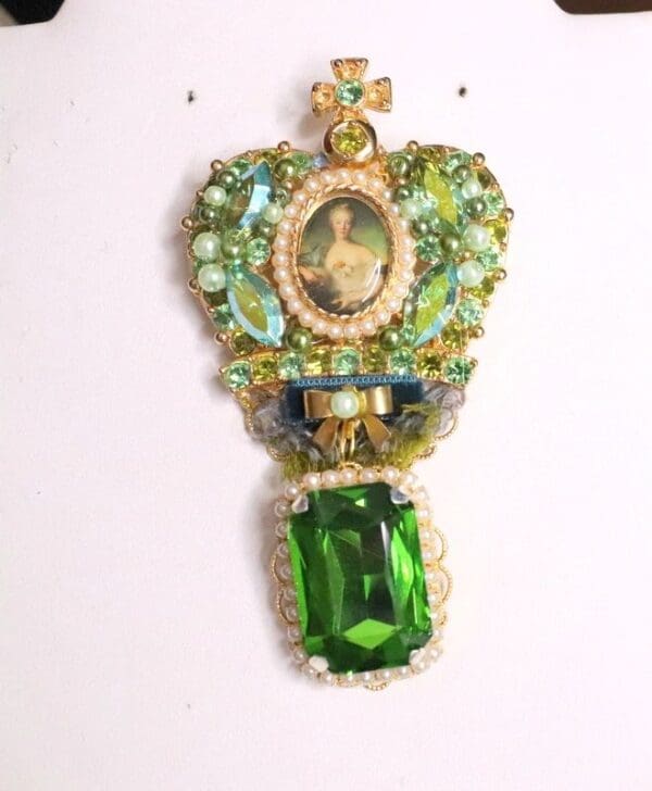 SOLD! 6307 Rococo Marie Antoinette Vintage Style Green Rhinestones Crown Brooch - Image 5