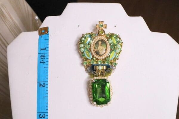 SOLD! 6307 Rococo Marie Antoinette Vintage Style Green Rhinestones Crown Brooch - Image 6