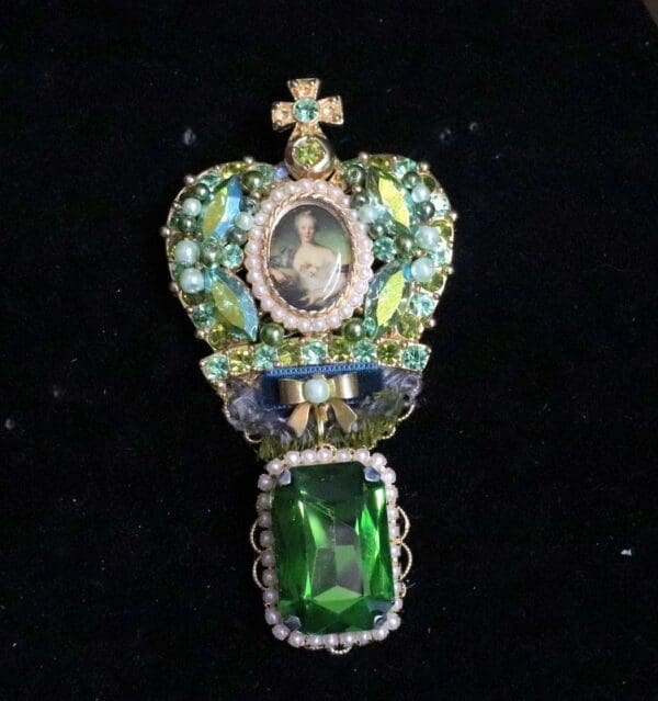SOLD! 6307 Rococo Marie Antoinette Vintage Style Green Rhinestones Crown Brooch - Image 2