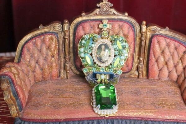 SOLD! 6307 Rococo Marie Antoinette Vintage Style Green Rhinestones Crown Brooch - Image 7