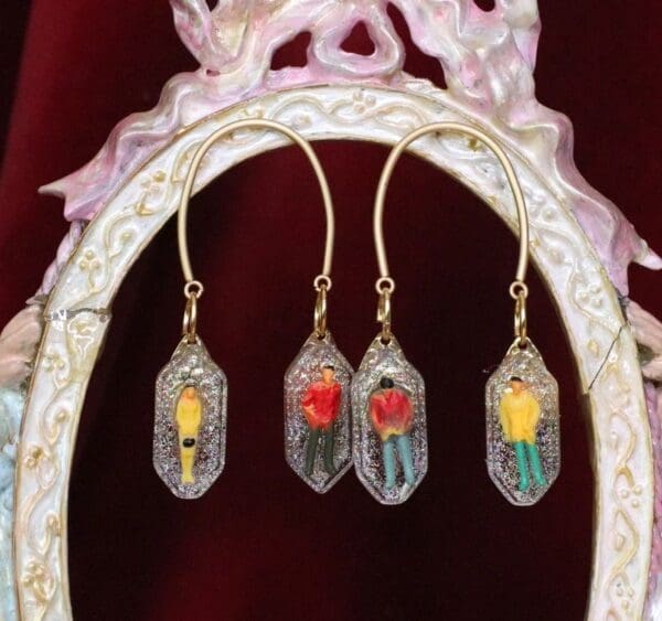 SOLD! 6328 New Yorkers Iced People Irregular Earrings