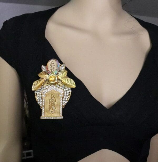 SOLD! 6595 Virgin Mary Gold Tone Metal Clear Rhinestones Massive Brooch - Image 4