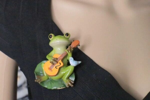 SOLD! 6602 Art Jewelry 3D Effect Adorable Frog Guitar Massive Brooch - Image 7