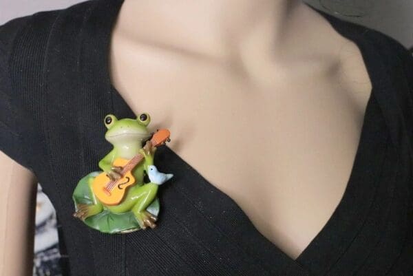 SOLD! 6602 Art Jewelry 3D Effect Adorable Frog Guitar Massive Brooch - Image 8