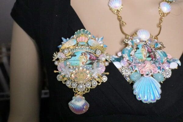 SOLD! 6797 Birth Of Venus Sea Horse Shell Winged Huge Stunning Brooch - Image 5