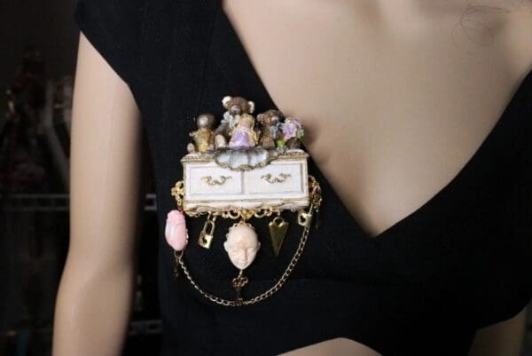 SOLD! 6865 Art Jewelry 3D Effect Lulu's Secret Closet Brooch - Image 4