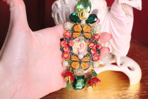 SOLD! 7001 Young Marie Antoinette Butterfly Cameo Brooch - Image 5