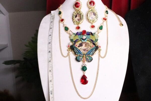 SOLD! 7002 Set Of Royal Queen Crystal Hummingbirds Cameo Necklace+ Earrings - Image 3