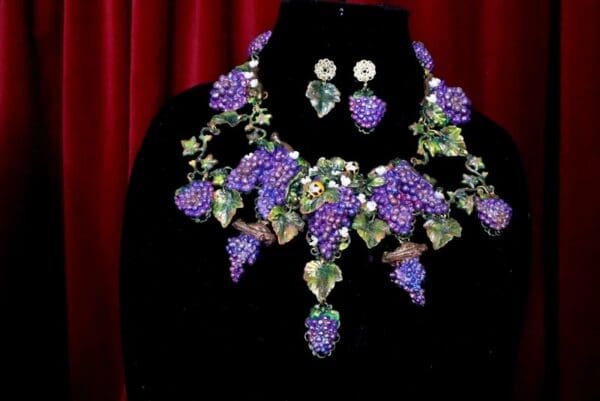 SOLD! 7069 Set Of Art Nouveau Hand Painted Vivid Grapes Bee Necklace+ Earrings - Image 3