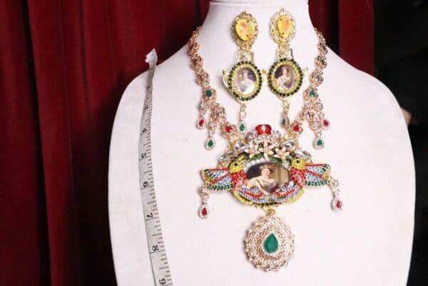 SOLD! 7082 Set Of Royal Queen Crystal Hummingbirds Cameo Necklace+ Earrings - Image 2