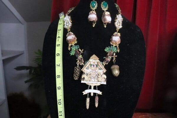 SOLD! 7464 Set Of Art Jewelry 3D Effect Squirrel Clock Oak Necklace+ Earrings - Image 3