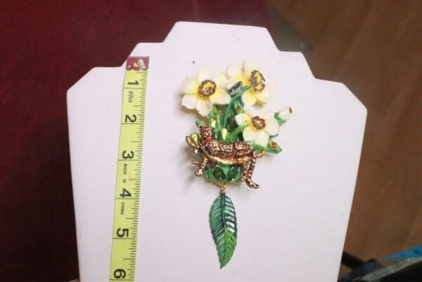SOLD! 7466 Art Jewelry Hand Painted 3D Effect Dona Anna Flowers Leopard Brooch - Image 6