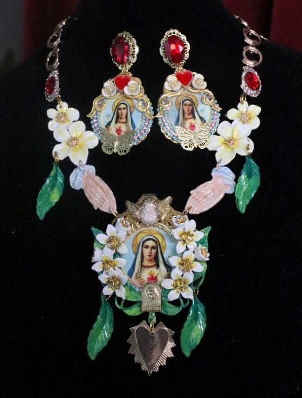 SOLD! 7517 Virgin Mary Madonna Orchids Praying Hands Necklace - Image 6