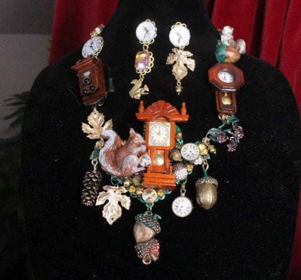 SOLD! 7636 Set Of Art Jewelry 3D Effect Squirrel Clock Oak Necklace+ Earrings - Image 2