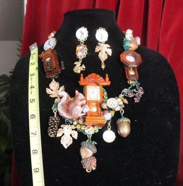 SOLD! 7636 Set Of Art Jewelry 3D Effect Squirrel Clock Oak Necklace+ Earrings - Image 3