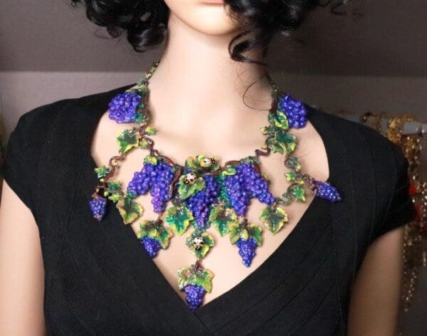 SOLD! 7657 Set Of Art Nouveau Hand Painted Vivid Grapes Bee Necklace+ Earrings - Image 3