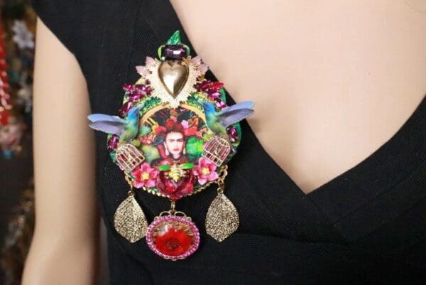 SOLD! 7670 Frida Kahlo Palette Hand Painted Birds Sacred Heart Huge Brooch - Image 5