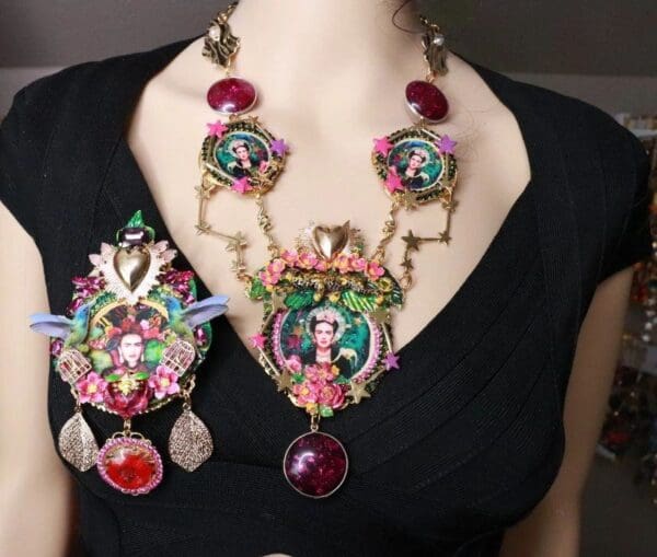 SOLD! 7670 Frida Kahlo Palette Hand Painted Birds Sacred Heart Huge Brooch - Image 8