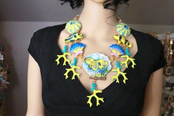 SOLD! 7690 Set Of Nautical Fish In Shell Yellow/Aqua Coral Reef Necklace+ Earrings - Image 9