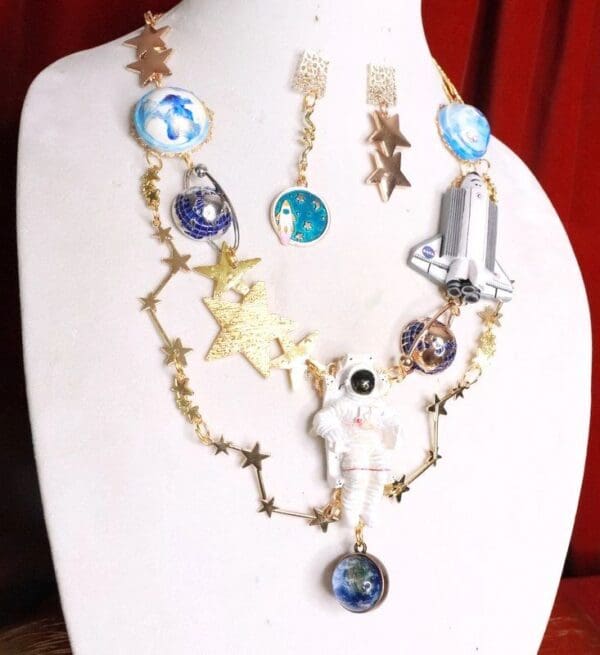 SOLD! 7768 Set Of 3 D Effect NASA Astronaut Globe Space Necklace+ Earrings - Image 3