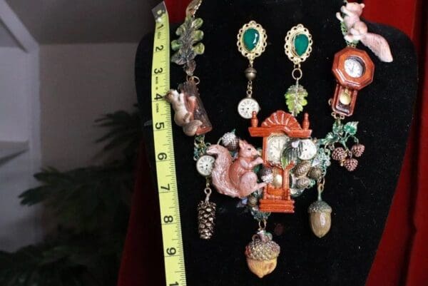 SOLD! 7795 Set Of Art Jewelry 3D Effect Squirrel Clock Oak Necklace+ Earrings - Image 2