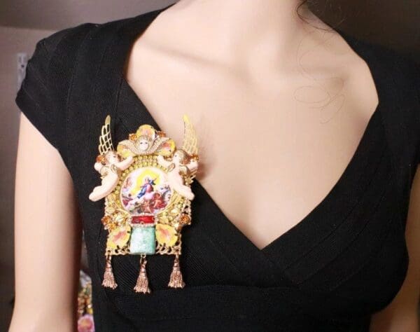 SOLD! 8167 Set Of Classicism Winged Cherubs Tassel Huge Brooch+ Earrings - Image 6