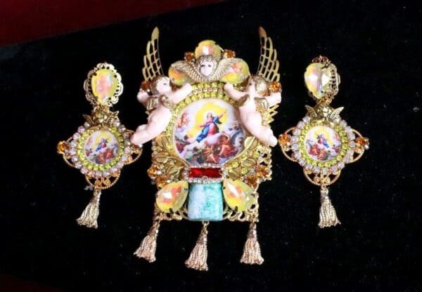 SOLD! 8167 Set Of Classicism Winged Cherubs Tassel Huge Brooch+ Earrings - Image 9