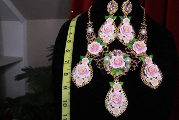 SOLD! 5927 Set Of Baroque Hand Painted Roses Pearl Necklace+ Earrings - Image 2