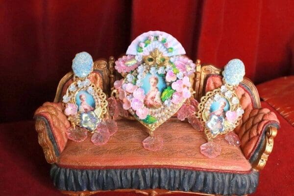SOLD! 8277 Young Marie Antoinette Fan Pale Flowers Heart Huge Brooch - Image 2