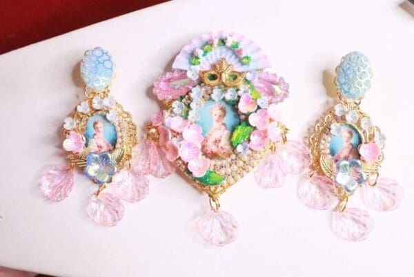 SOLD! 8277 Young Marie Antoinette Fan Pale Flowers Heart Huge Brooch - Image 4