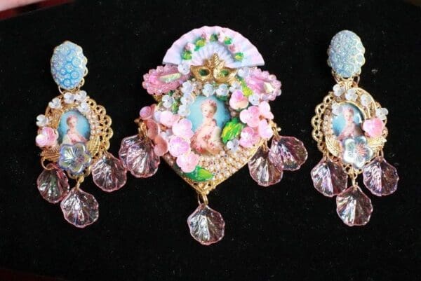 SOLD! 8277 Young Marie Antoinette Fan Pale Flowers Heart Huge Brooch - Image 5