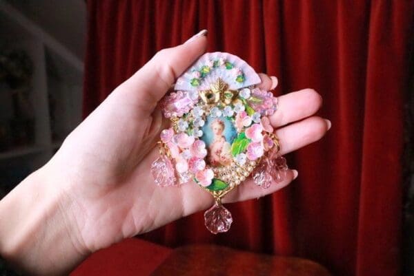 SOLD! 8277 Young Marie Antoinette Fan Pale Flowers Heart Huge Brooch - Image 10