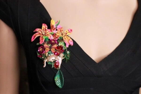 SOLD! 8288 Art Jewelry Hand Painted 3D Effect Dona Anna Flowers Leopard Brooch - Image 6