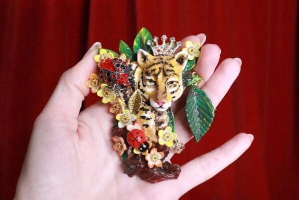 SOLD! 8290 Baroque 3D Effect Hand Painted Vivid Tiger Mom's Love Unique Brooch - Image 3