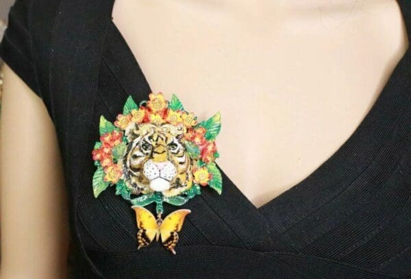 SOLD! 8292 Baroque 3D Effect Hand Painted Vivid Tiger Mom's Love Unique Brooch - Image 5