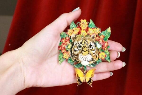 SOLD! 8292 Baroque 3D Effect Hand Painted Vivid Tiger Mom's Love Unique Brooch - Image 8