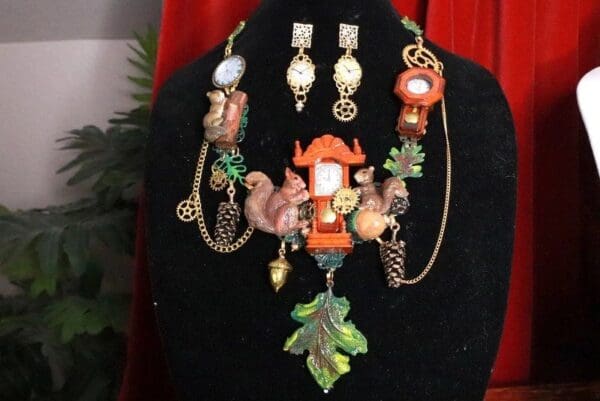 SOLD! 8343 Set Of Art Jewelry 3D Effect Squirrel Clock Oak Necklace+ Earrings - Image 4