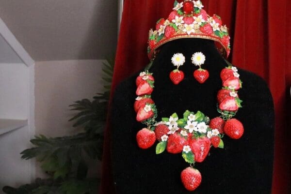 SOLD! 8364 Set Of Art Nouveau Vivid Hand Painted Strawberry Massive Necklace+ Earrings - Image 4